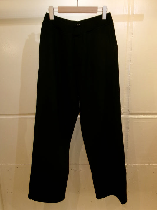 ハンガーに掛けた黒のCale Wool Straight Knit Pantsの正面