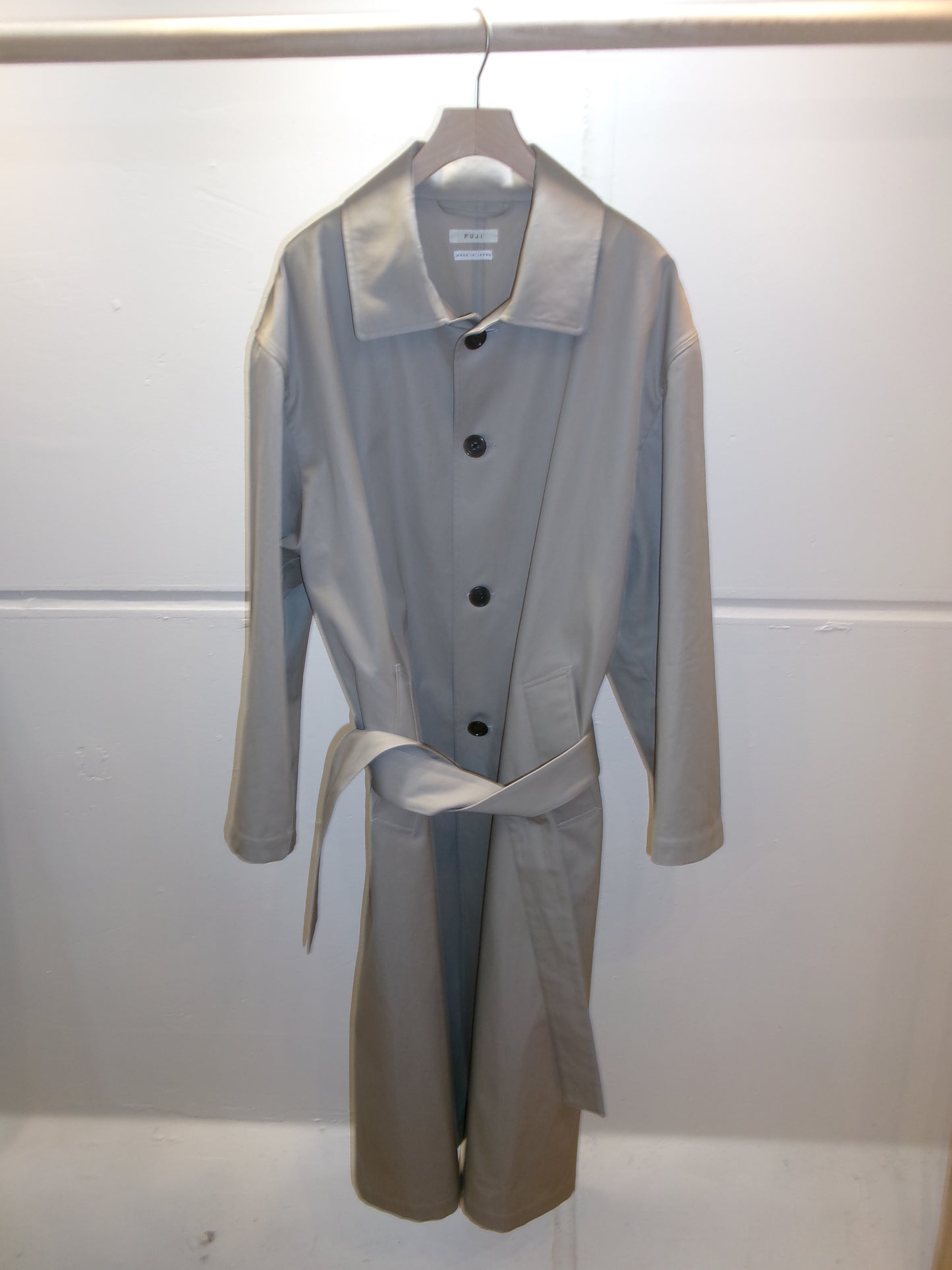 FUJI STAINCOLLAR BELTED COAT