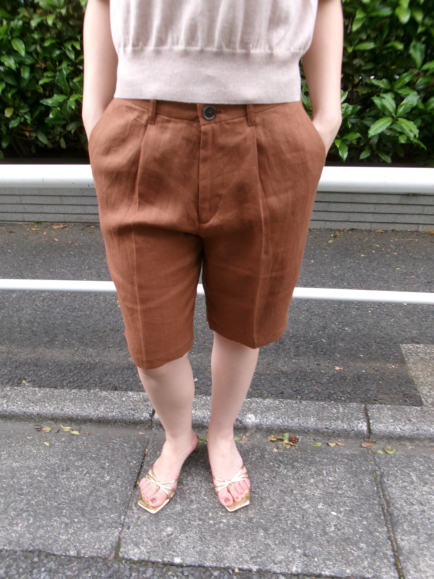 FUJI LINEN ONE TUCK SHORTS -Brown- Women