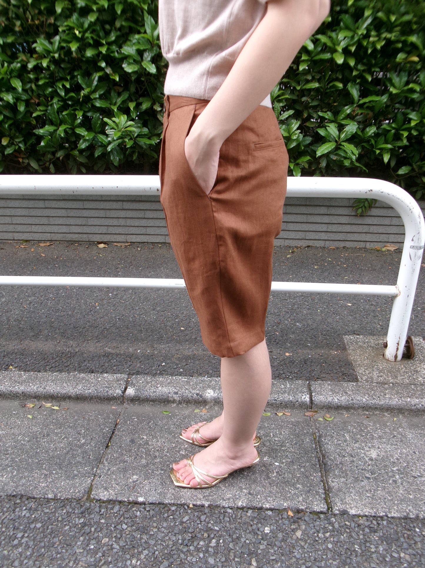 FUJI LINEN ONE TUCK SHORTS -Brown- Women