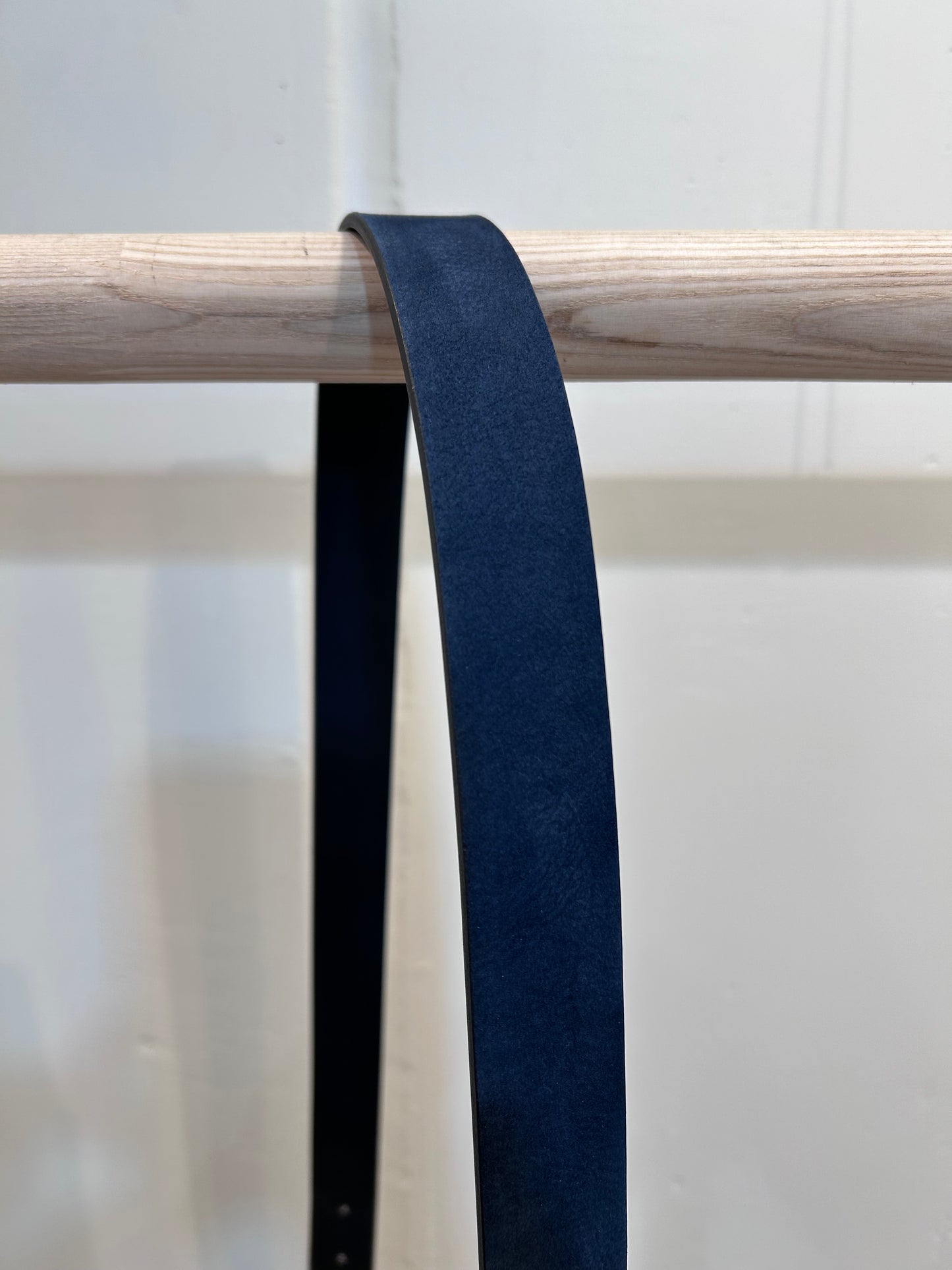 Cale Cow hide reversible belt -Navy-